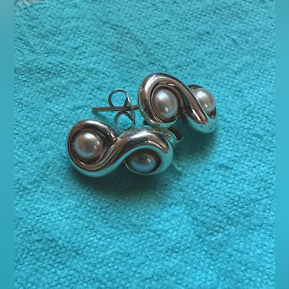 EUC Tiffany & Co. figure 8 pearl earrings